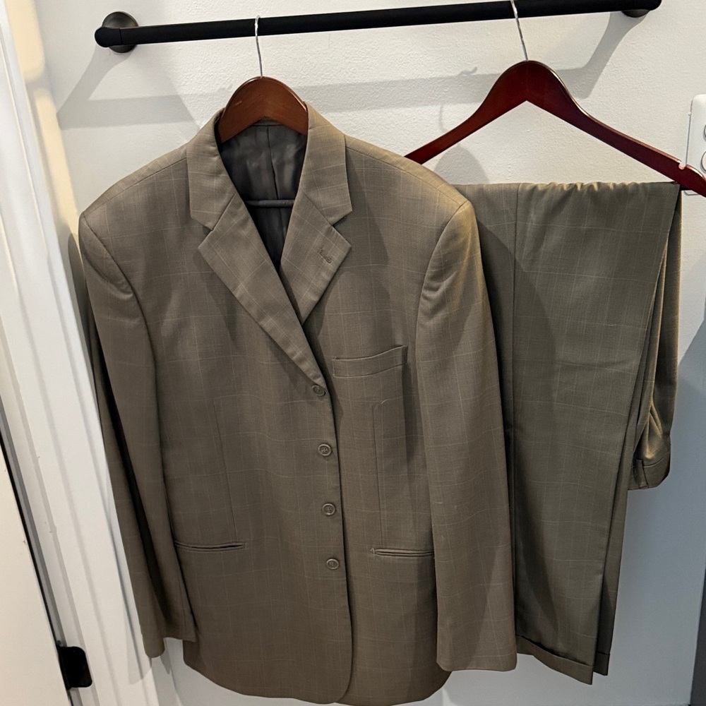 Elegant Men's Tan Suit